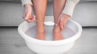 manfaat merendam kaki dengan air garam hangat sebelum tidur